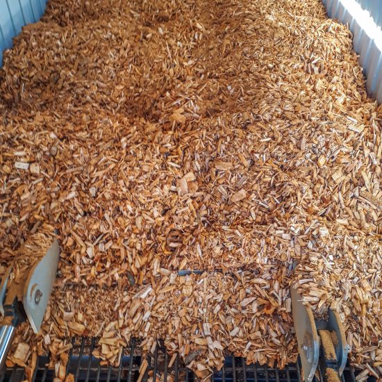 Moving floor with wood chips